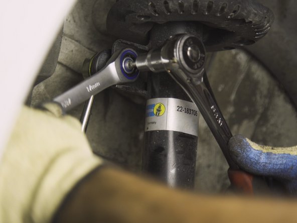 Toujours avec la même opération, resserrer et bloquer le second écrou