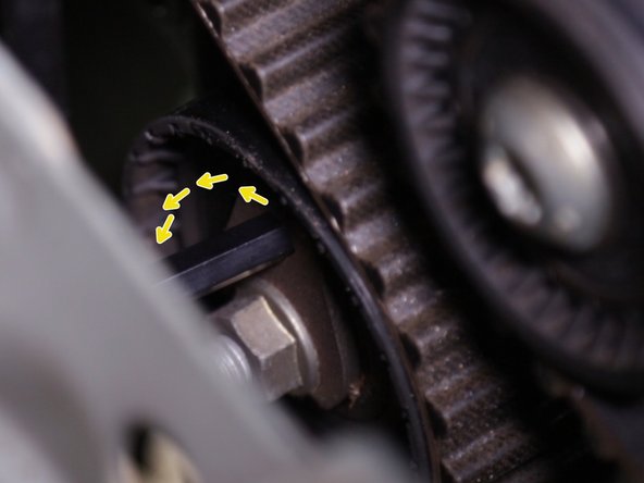 Placer une clef Allen de 6 dans le levier du galet tendeur et faire tourner le levier vers la gauche