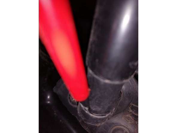 Ensuite enfoncé le tournevis pour qu'il soit entre l'agrafe et le vérin