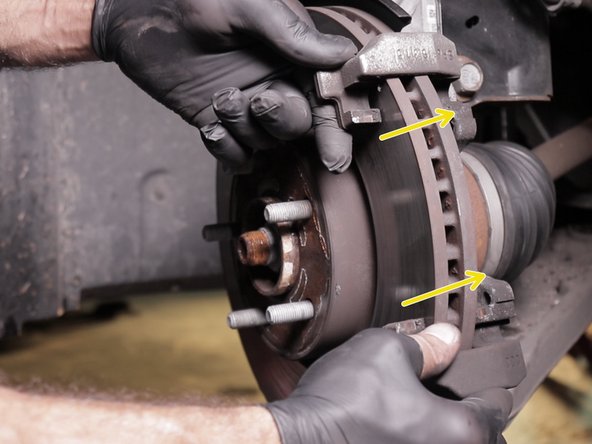 Tirer la chape vers le haut pour la retirer du disque