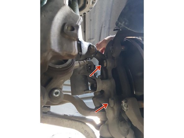 A l'aide d'une douille de 18mm desserrer les 2 boulons du support étrier ( leur serrage est très fort).