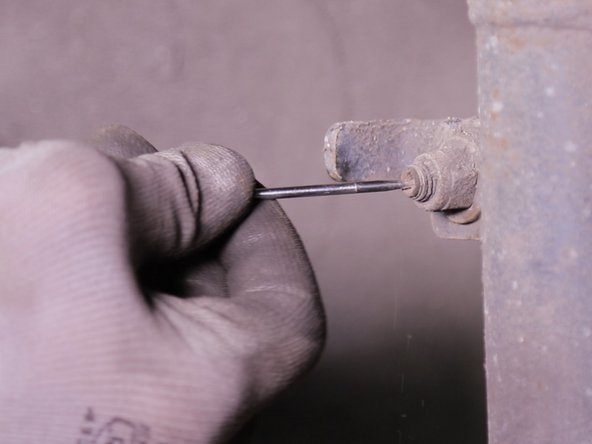 Nettoyer la vis de la biellette de barre stabilisatrice et vaporiser du dégrippant afin de faciliter le démontage