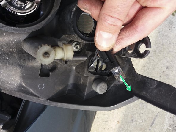 Tirer sur l'ampoule défectueuse pour la sortir de son support.