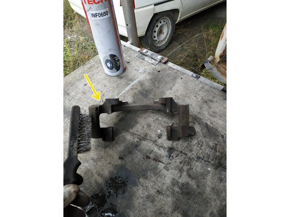 nettoyer le porte-étrier à l'aide de nettoyant frein et d'une brosse métallique, bien insister sur l'endroit où se glissent les plaquettes