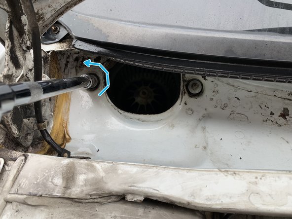 Dévisser les deux boulons de fixation du pulseur à l'aide d'une douille de 10mm.