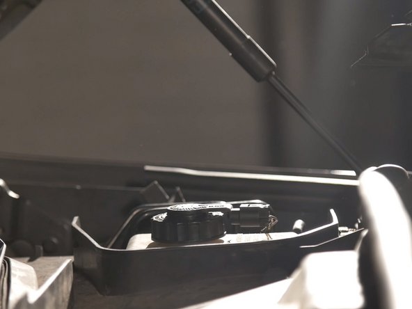 Retirer le cache de protection du bocal de liquide de frein en retirant ses 3 accroches