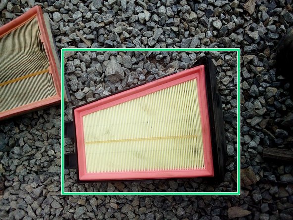 Remonter le support avec le filtre neuf, puis resserer les 2 vis