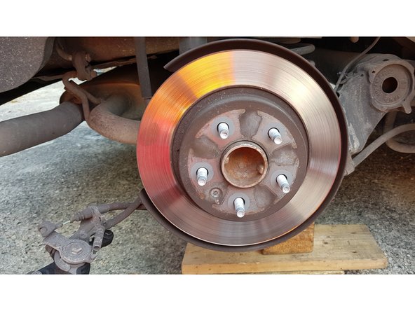 Avec un embout Torx T30 retirez la vis de maintien puis retirez le disque.