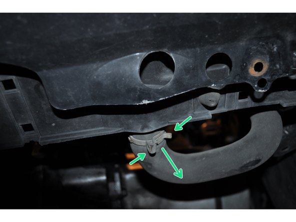 Desserrer le collier sur la durite basse du radiateur sous le véhicule afin de vidanger le circuit de liquide de refroidissement.