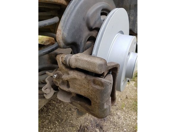 On peut alors refermer l'étrier de frein  et serrer les nouvelles vis de colonnette du coté intérieur.