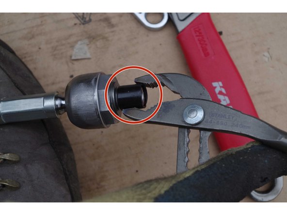 Sur la pièce neuve, un petit cache en plastique protège le filetage qui va être vissée sur la crémaillère.