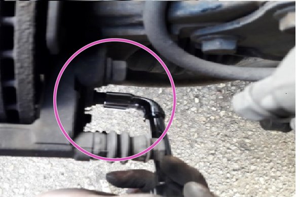 Revisser les vis à l'aide de la clé à pipe de 17 mm (commencer par celle du haut)