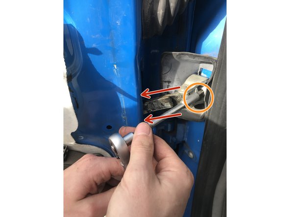 Dévisser la vis qui maintien le cale porte dans le montant du véhicule à l'aide du cliquet équipé d'une rallonge longue, d'un porte embouts et d'un embout Torx T40