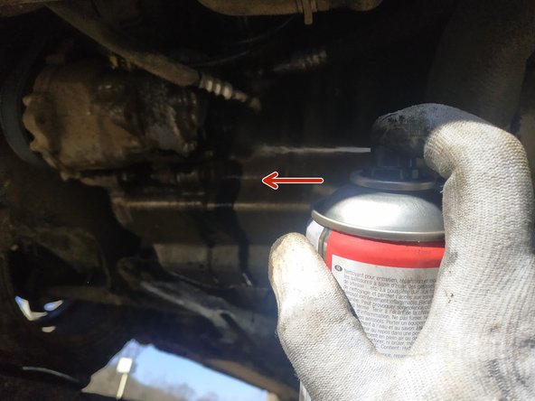 nettoyer l'huile qui a suinté à l'aide d'un chiffon ou de nettoyant frein