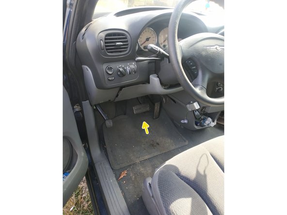 demander à une personne d'actionner la pédale de frein