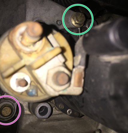 La pâte de support des câbles de boite de vitesse est fixée sur le démarreur en deux points