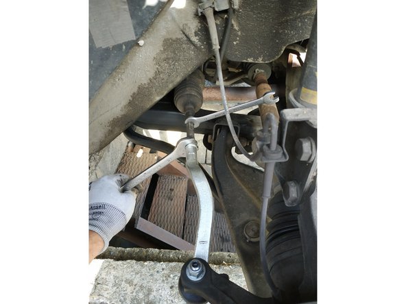 serrer l'écrou de verrouillage de la rotule extérieure à l'aide de la clé plate de 21mm