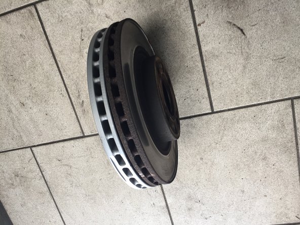 Vérifier que les nouveaux disques et nouvelles plaquettes correspondent