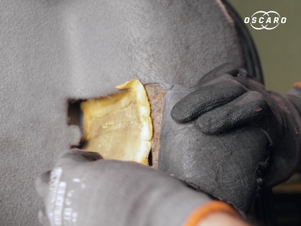 Placer la mousser dans son emplacement et refermer la trappe