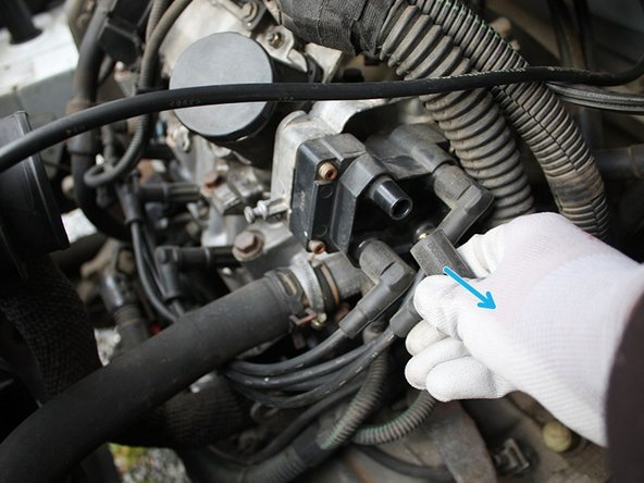 Débrancher les 4 fils haute tension en tirant sur leurs capuchons, et non pas sur leur fils ce qui pourrait les endommager.