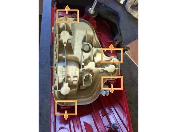 Tirer les attaches plastiques vers l'extérieur pour retirer le support des ampoules.