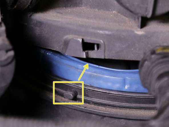 Dégager les ergots du couvercle en faisant coulisser le couvercle délicatement