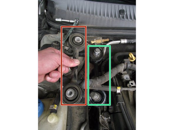 Mettre en place le support neuf. Photo n°1= comparaison du support neuf (encadré en vert) avec le vieux (encadré en rouge). Enduire au préalable de pâte de montage les vis et l'intérieur des passages de vis du support