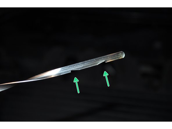 
Check the oil level after running the engine for a few minutes. The level should be between the minimum and maximum.
