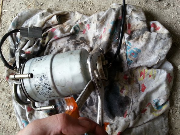 A l'aide de la pince multiprise défaire la partie inférieur du filtre (voir photo 2)