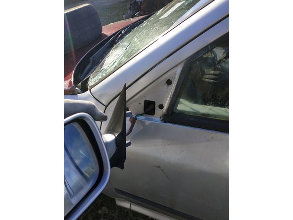 faire passer la prise du rétroviseur dans l'emplacement carrosserie