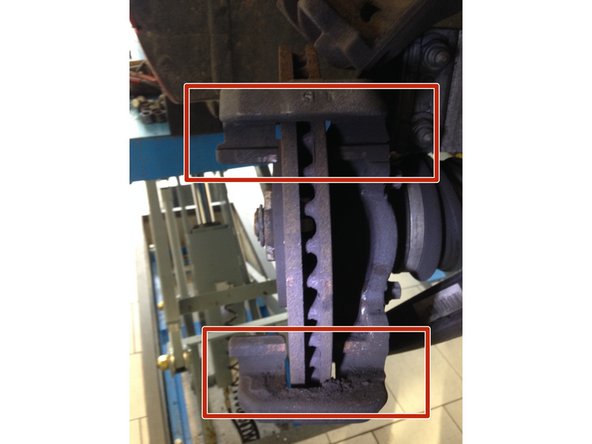 Nettoyer les portés de la chape ou viennent se positionner les plaquettes à l'aide de la brosse métallique