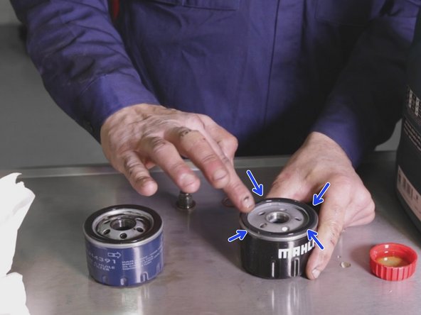 Lubrifier avec un peu d'huile autour du  joint du filtre à huile