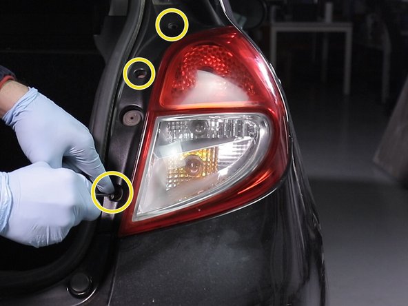 Replacer et revisser les 3 vis retenant le feu arrière