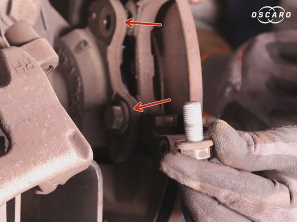 Dévissez la première vis retenant la chape, derrière le disque