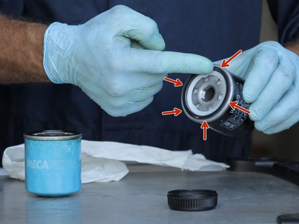 Lubrifier le joint autour du filtre à huile