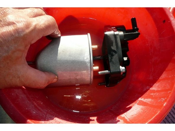 Enlever le couvercle en le tirant  doucement et strictement dans l'axe (sinon il y a un risque de casse de la sonde) , la cartouche filtrante suit .