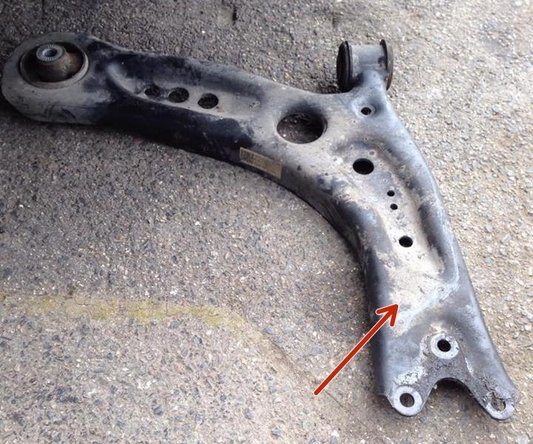 Une fois les 3 fixations enlever grace aux étapes précédentes, tirer sur le triangle de suspension pour l'enlever entièrement.