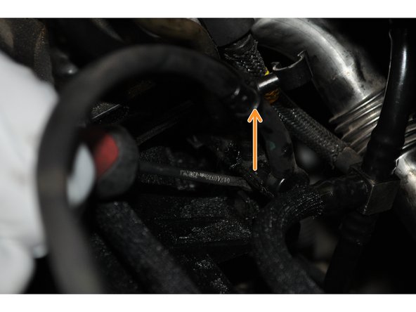 Le faisceau de tuyau est attaché sur le collecteur d'air. Utiliser un tournevis plat pour le déclipsser