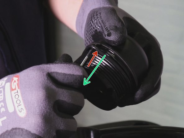 Retirer le joint du cache à l'aide d'un petit tournevis plat