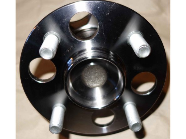 Avec une clé à douille ou à tube de 13mm, visser alternativement les 2 vis pour extraire le tambour.