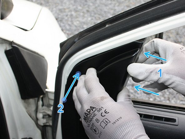 Remettre en place la garniture intérieur 1: En commençant par insérerez la partie droite et 2 : finir par clipser le coté gauche.