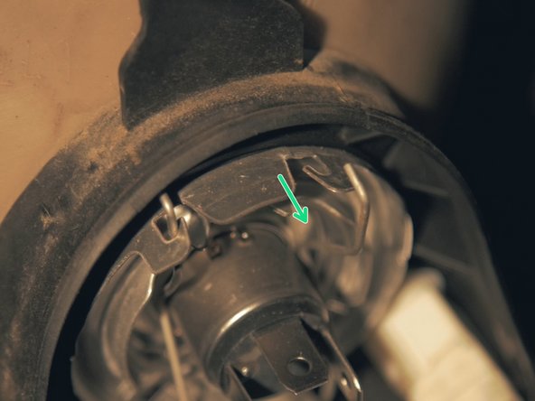 
Bring the two ends towards the center and release them to unlock it.
