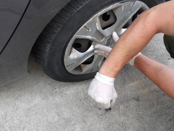 Remettre les boulons en les serrant à la main.