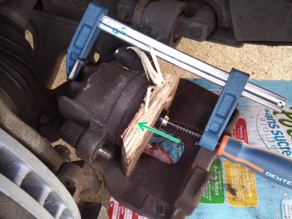 Utilisez un repousse piston où à défaut (comme sur la photo), utilisez un serre-joint avec une petite cale en bois afin de ne pas abimer le piston.