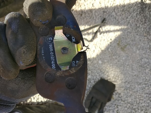 La plaquette qui est en contact avec le piston est différente de l'autre, elle dispose d'une lamelle métallique qui viens se loger dans le piston.