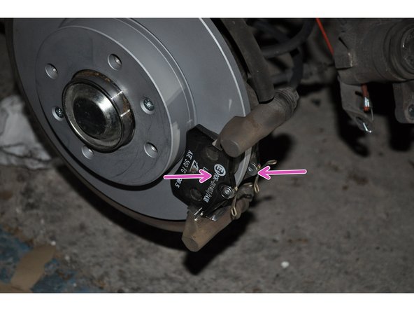 Utiliser un repousse piston pour écarter le piston de l'étrier.