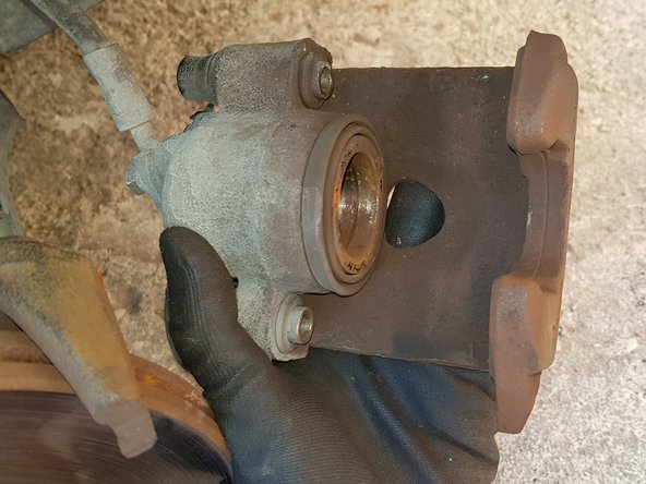 Les faces inférieures des plaquettes sont différentes donc pensez à repérer l'emplacement de chaque plaquette avant démontage puis sortez-les.