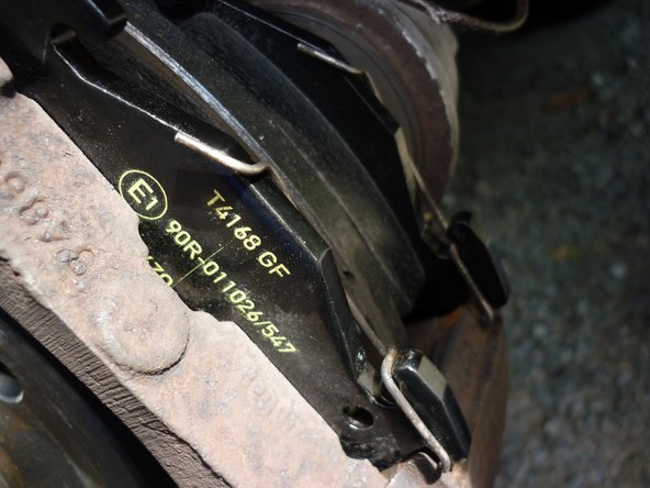 Clipsez les deux ressorts antibruit.