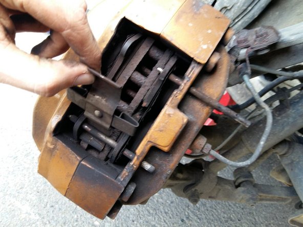 Retirer la petite tôle anti-bruit