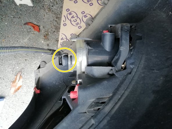 
Unclip the 2 fog light cables (yellow circle)

